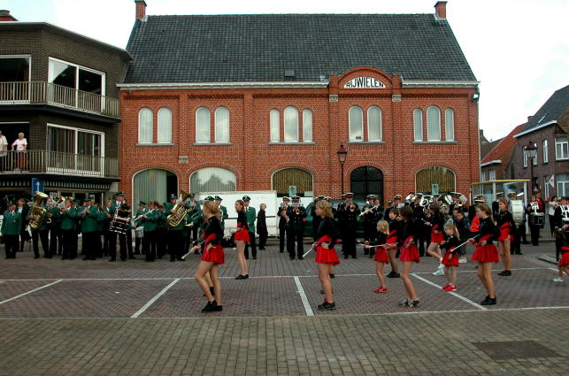 spelen met de twee muziekverenigingen samen.